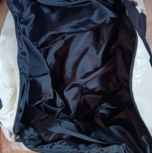 LARGE VICTORIA'S SECRET DUFFLE BAG - Picture 9 of 10